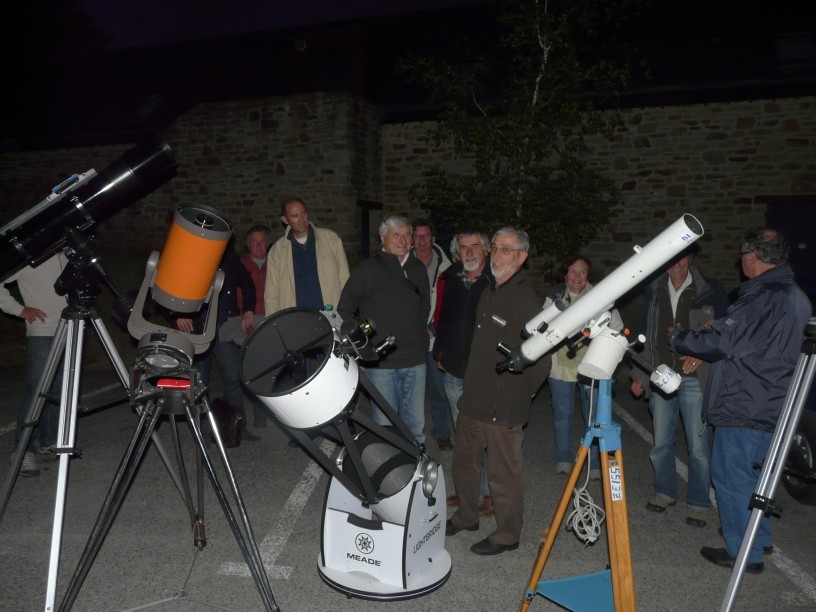 De gauche à droite : Newton sur monture équatoriale, Schmidt Cassegrain sur monture à fourche équatoriale (C8 orange), Dobson serrurier Meade (Newton 250mm), Lunette Zeiss sur monture équatoriale.