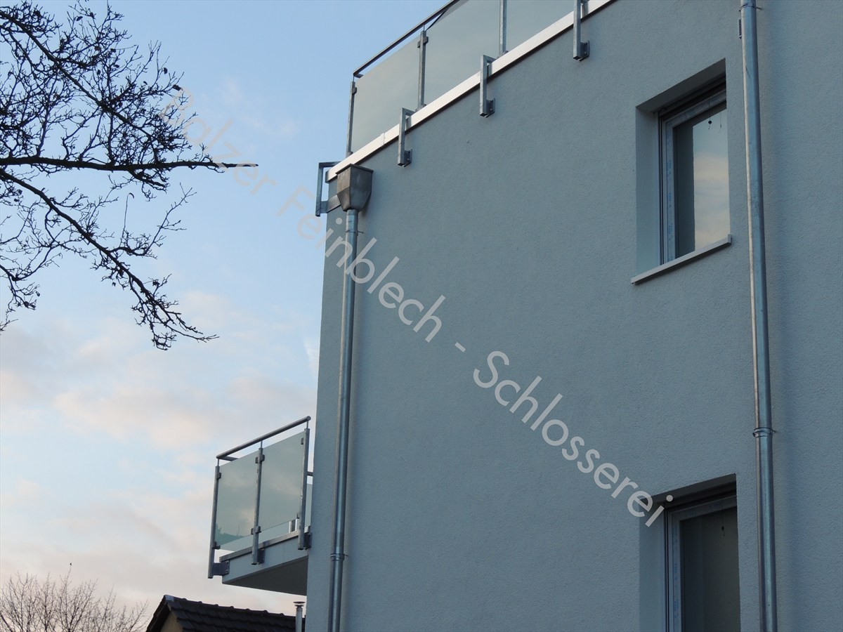 Stahlgeländer verzinkt mit Milchglas-Scheiben