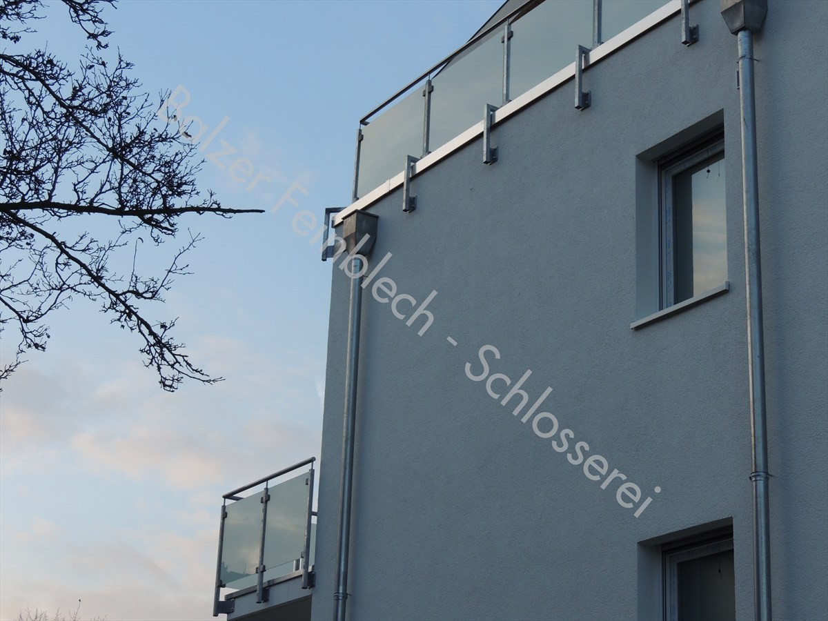 Stahlgeländer verzinkt mit Milchglas-Scheiben