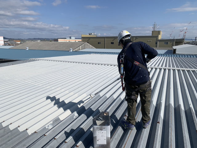 【小牧市】折半屋根塗装工事　実行中です！