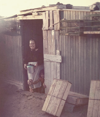 1960. Mi abuela y mi prima. Canarios al sol