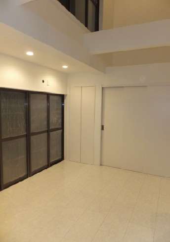 建ぺい容積オーバーを吹き抜けを取り入れてカバー 開放感のあるリビングになりました