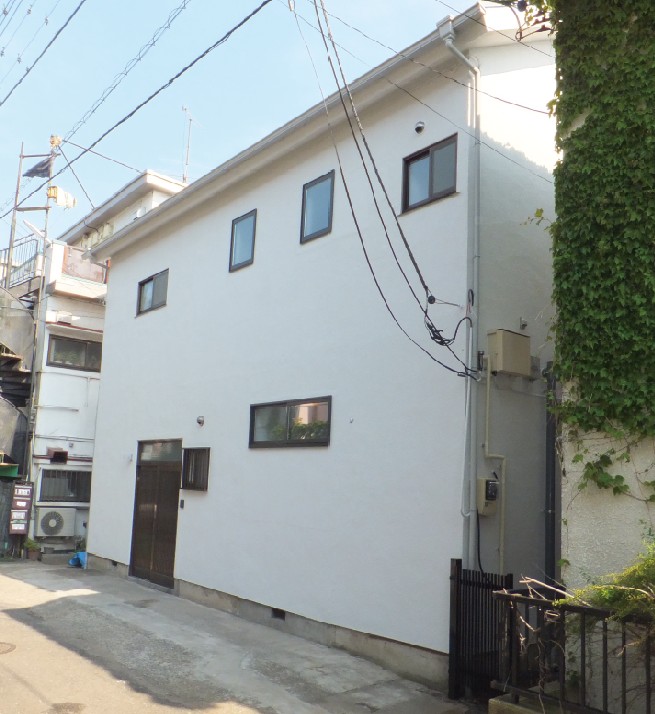 外壁の劣化部分も塗装工事の際に同時に補修して美しく生まれ変わりました