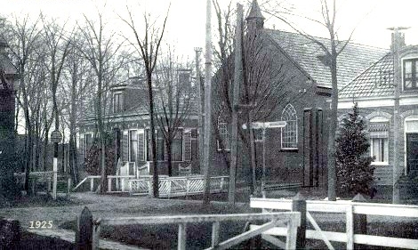 Kerk rond 1925. Links de pastorie, rechts de onderwijzerswoning