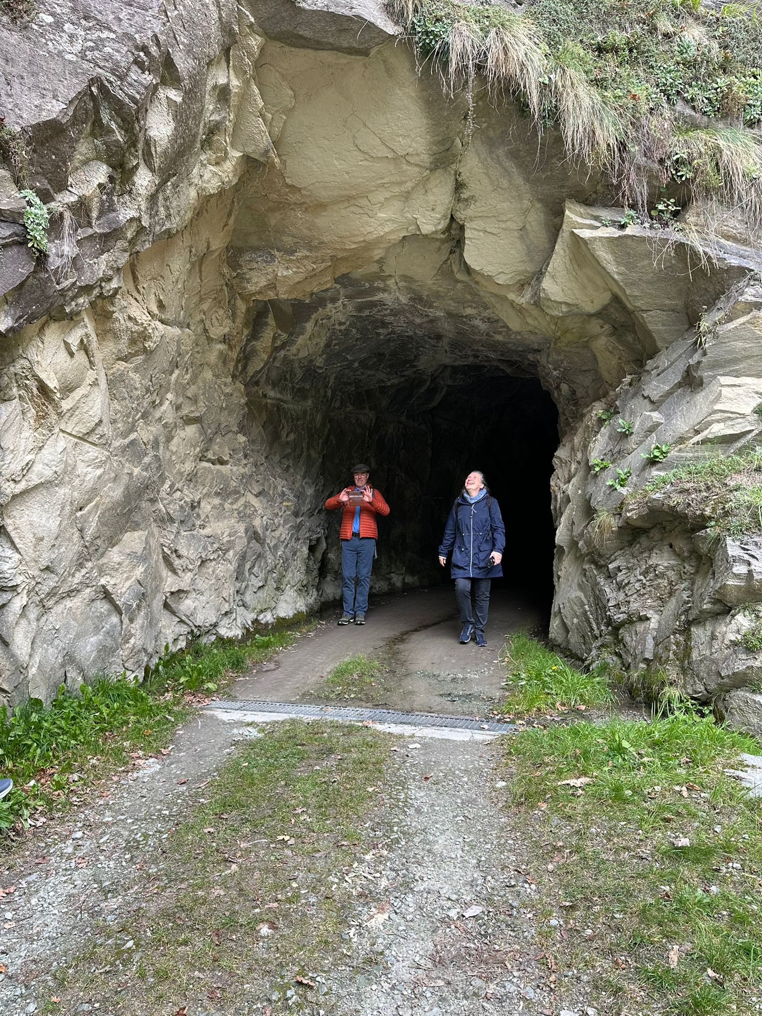 Hinter dem Wasserfall