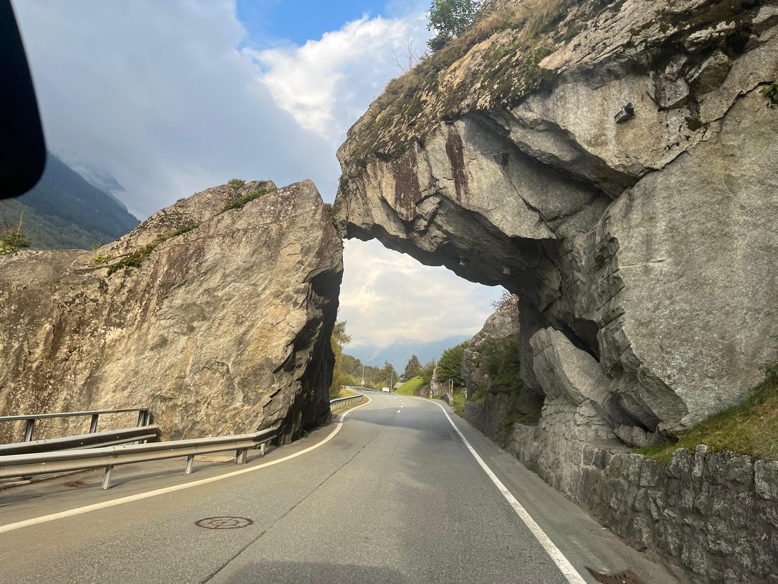 Der küssende Fels begrüsst uns im Bergell