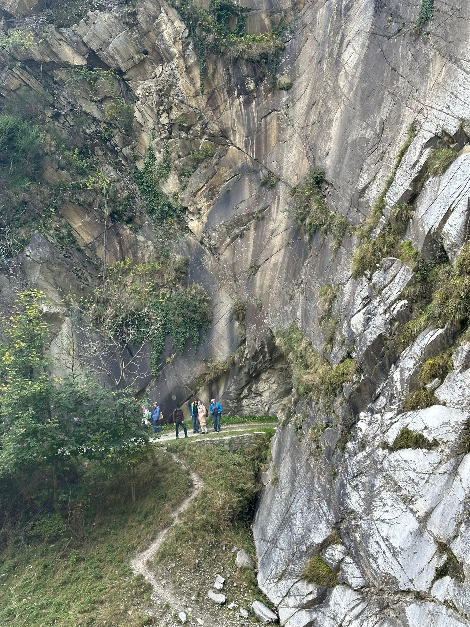 Rund un den Wasserfall