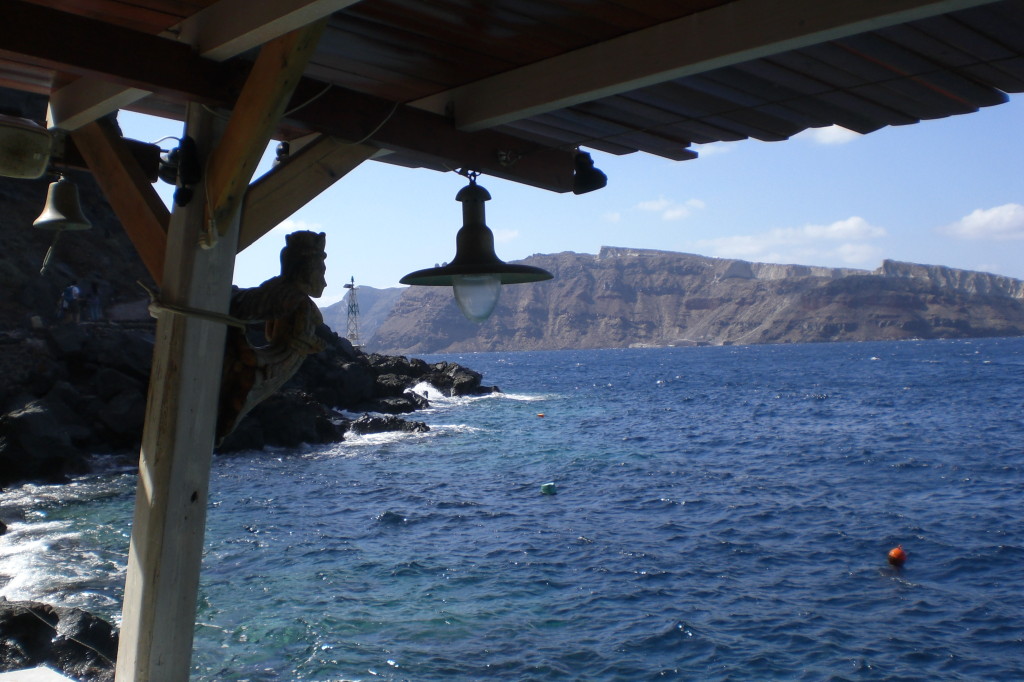 Ammoudi - malerischer kleiner Hafen unterhalb von Oia im Inselnorden (im Hintergrund Is. Thirasia)