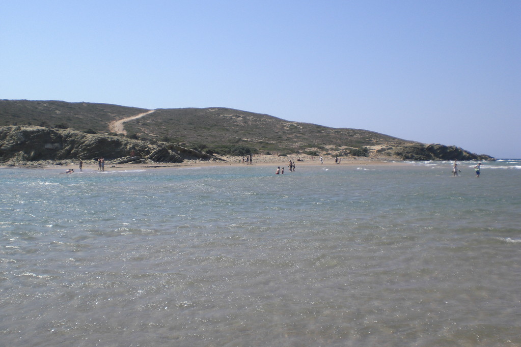 Südzipfel der Insel "Oros"; Bucht von "Oros" mit (im Hintergrund) der (Halb-)Insel Prassonissi