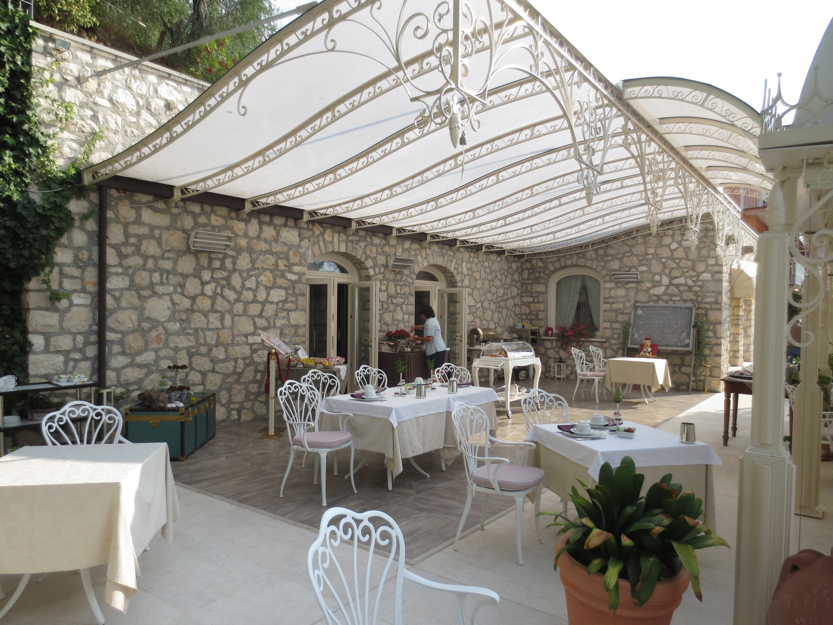 Gardone Riviera - Hotel Villa Florida: Frühstück in herrlicher Umgebung. Nettes, zuvorkommendes Personal und mit Liebe zubereitete Cappuccino's runden den Aufenthalt perfekt ab. Einfach toll!