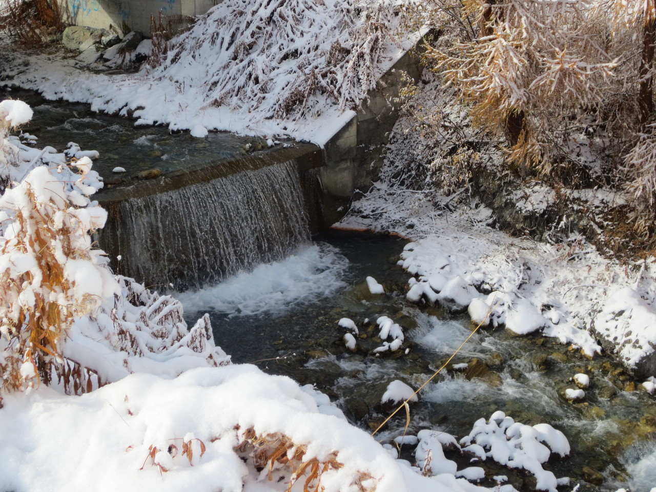 Impressionen aus Samnaun Dorf: Aufhellungen am Folgetag des Aufenthalts. Es hat sogar etwas geschneit. Schon bald erblickt man hier wieder eine völlig zugeschneite Winter-Berglandschaft