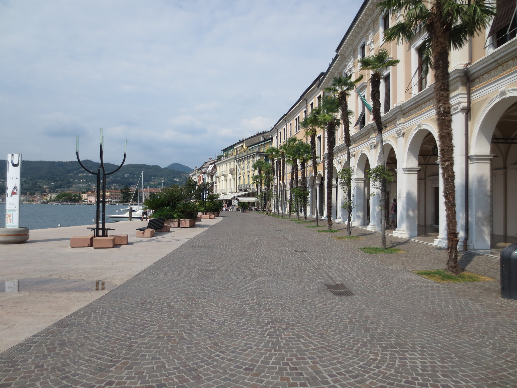 Salò (südliches Westufer): Die längste Uferpromenade hat zweifelsohne Salò. Das Städtchen war immer etwas wohlhabender als die übrigen Fischerdörfer am Gardasee.