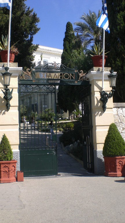Eingang zum Palast von Kaiserin Sissi, den sie 1890-1892 unter der Leitung von Baron August Bukovich auf Korfu errichten liess