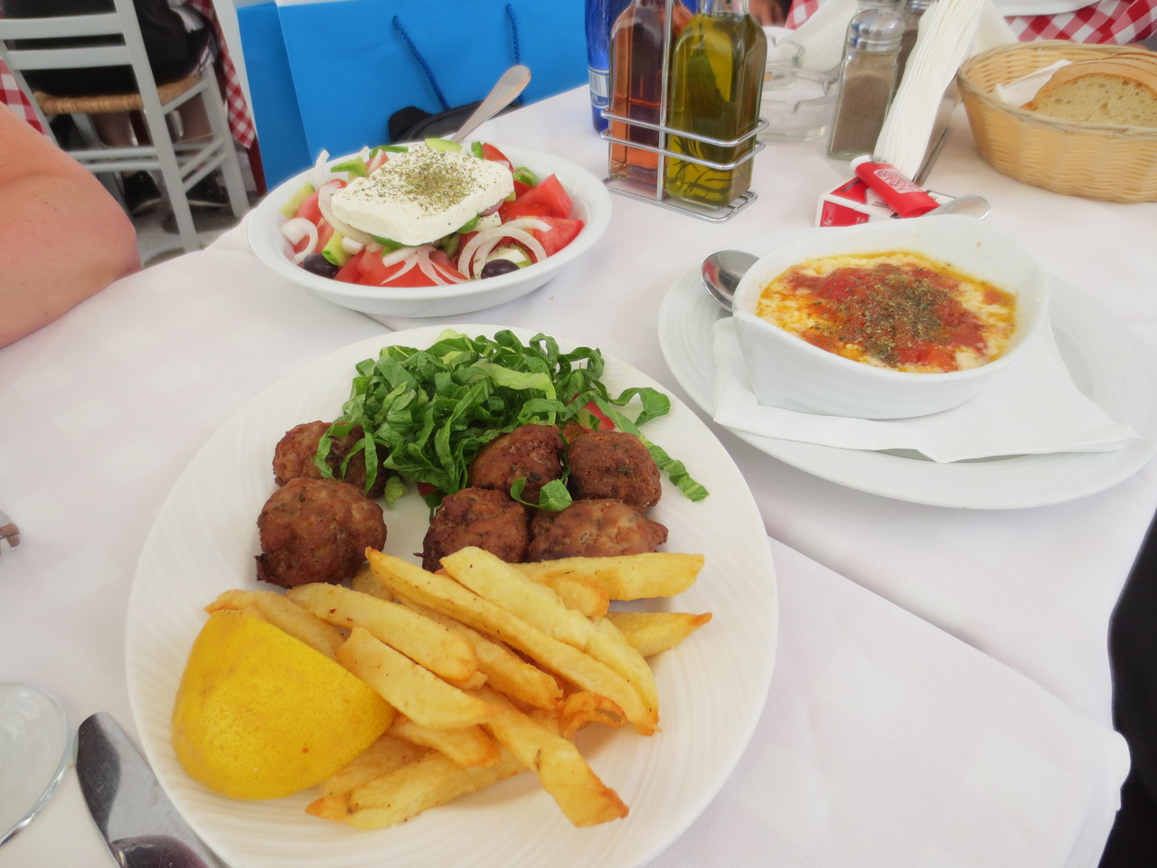 Kulinarische Genüsse: Taverne Nikos auf Mykonos (Mykonos Stadt): Keftedes, Choriatiki Salata und Grilled Feta Cheese