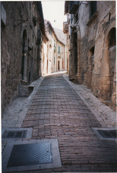 beim Aufstieg zur Festung durch die Gassen von Civitella