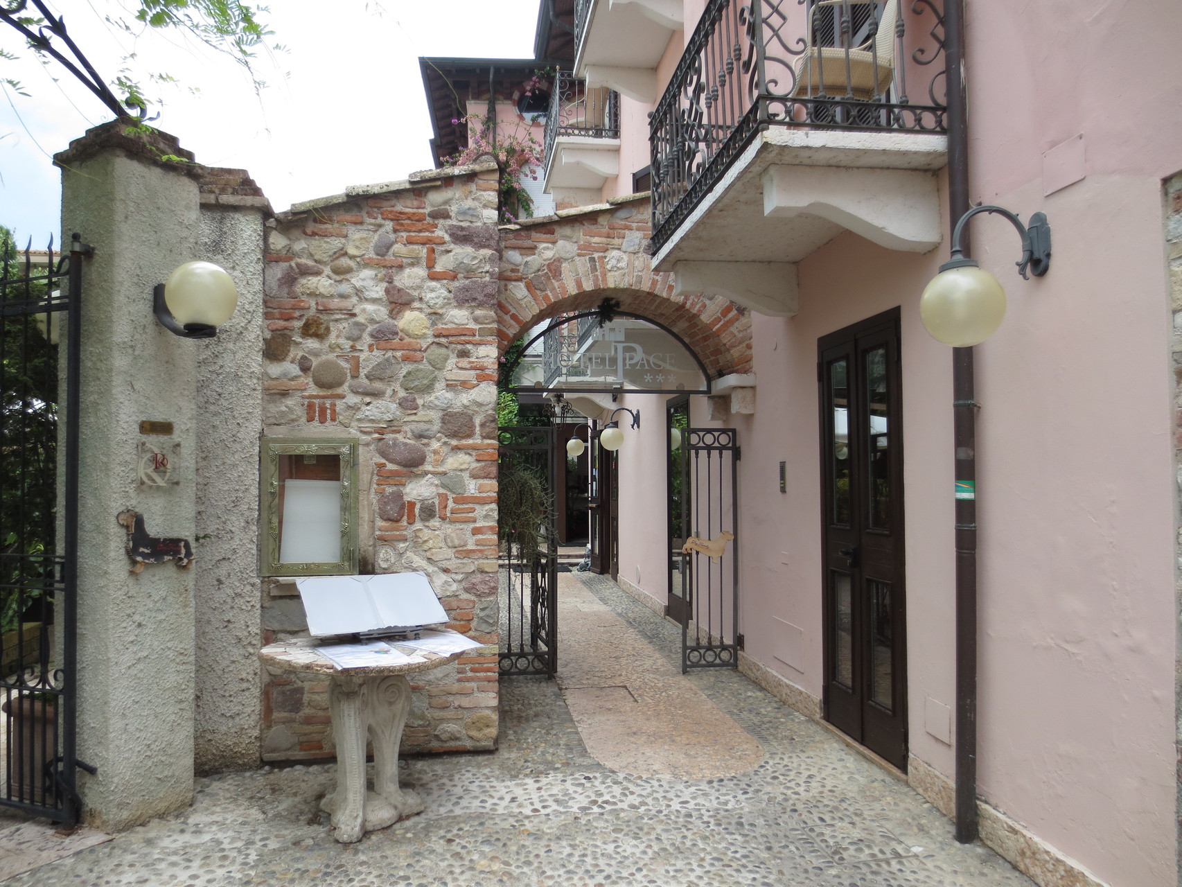 Sirmione - Südufer Gardasee: Sirmione ist nicht erst in heutiger Zeit ein Magnet. Schon in Römerzeiten war es als Heilbad bekannt.