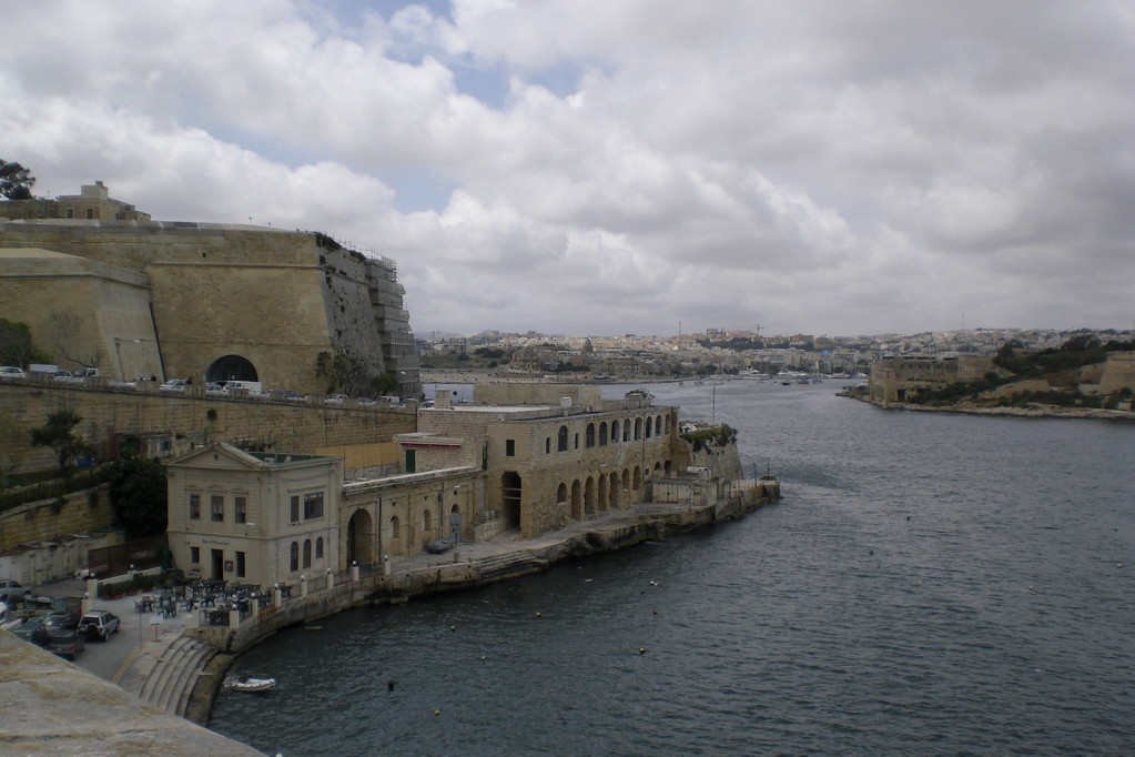 Insel Malta: Hauptstadt Valletta; Blick von Osten auf die Grand Harbour Einfahrt