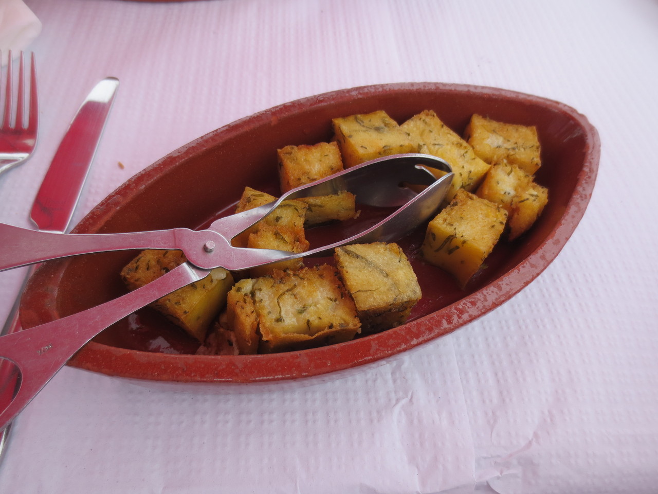 In einem Restaurant im Norden der Insel Madeira in der Nähe von Boaventura: Milhos fritos, eine einheimische Spezialität.