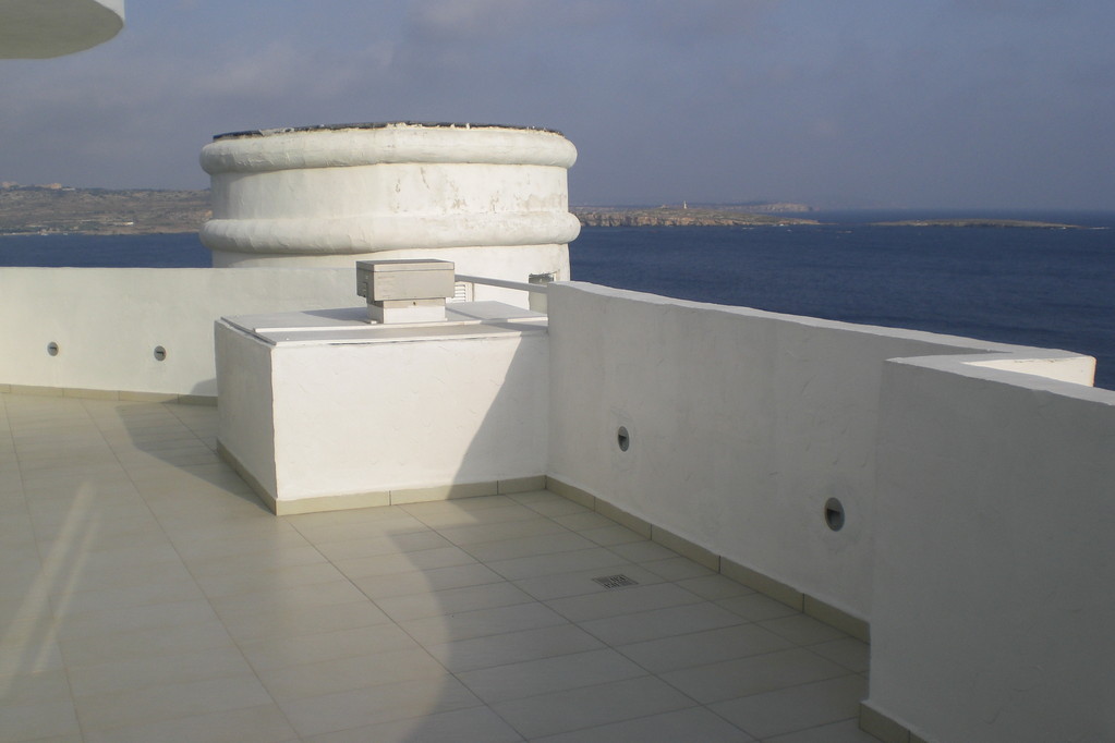 Die grosse Terrasse mit Meerblick unserer Suite an der St. Paul's Bay, Stadtteil Qwara (Insel Malta)