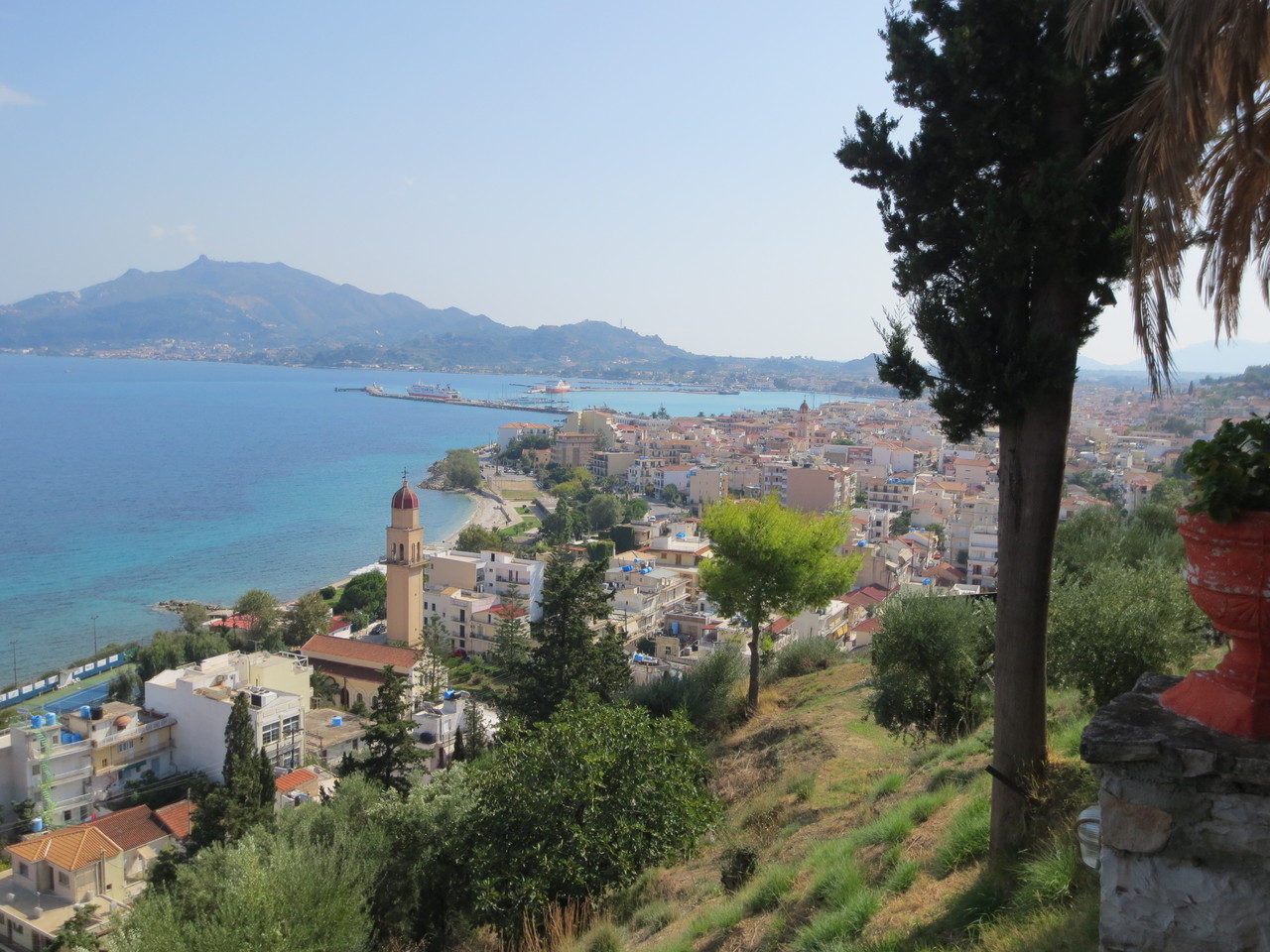 Blick von Bochali (oberhalb) auf die Inselhauptstadt Zakynthos Stadt