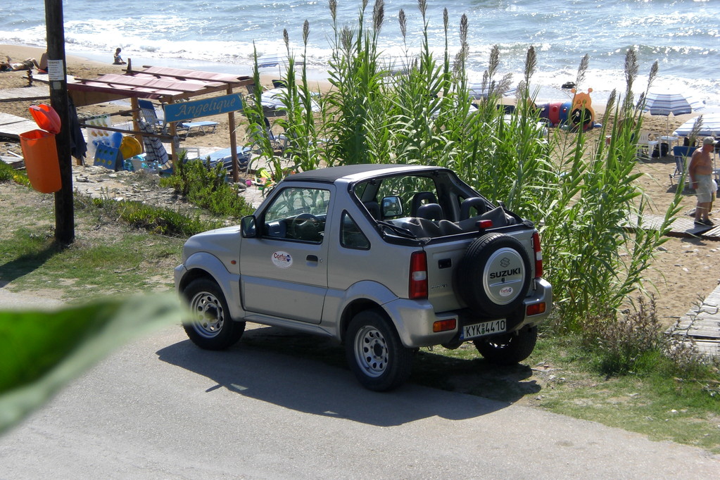 ...ein kleiner Jimny, Geländewagen des japanischen Automobil-, Motorrad- und Marineproduzenten Suzuki (aufgenommen am Lakkiess Beach)