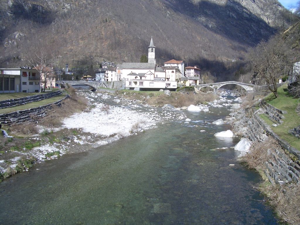 Maggia-Flusslauf in Bignasco