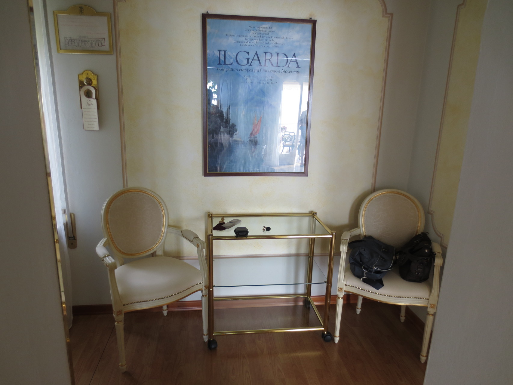 Wenn, dann mit Stil: Unsere Ferienresidenz in Gardone Riviera (Hotel in Hanglage) - Hier ein Bild des Eingangsbereichs unserer Suite