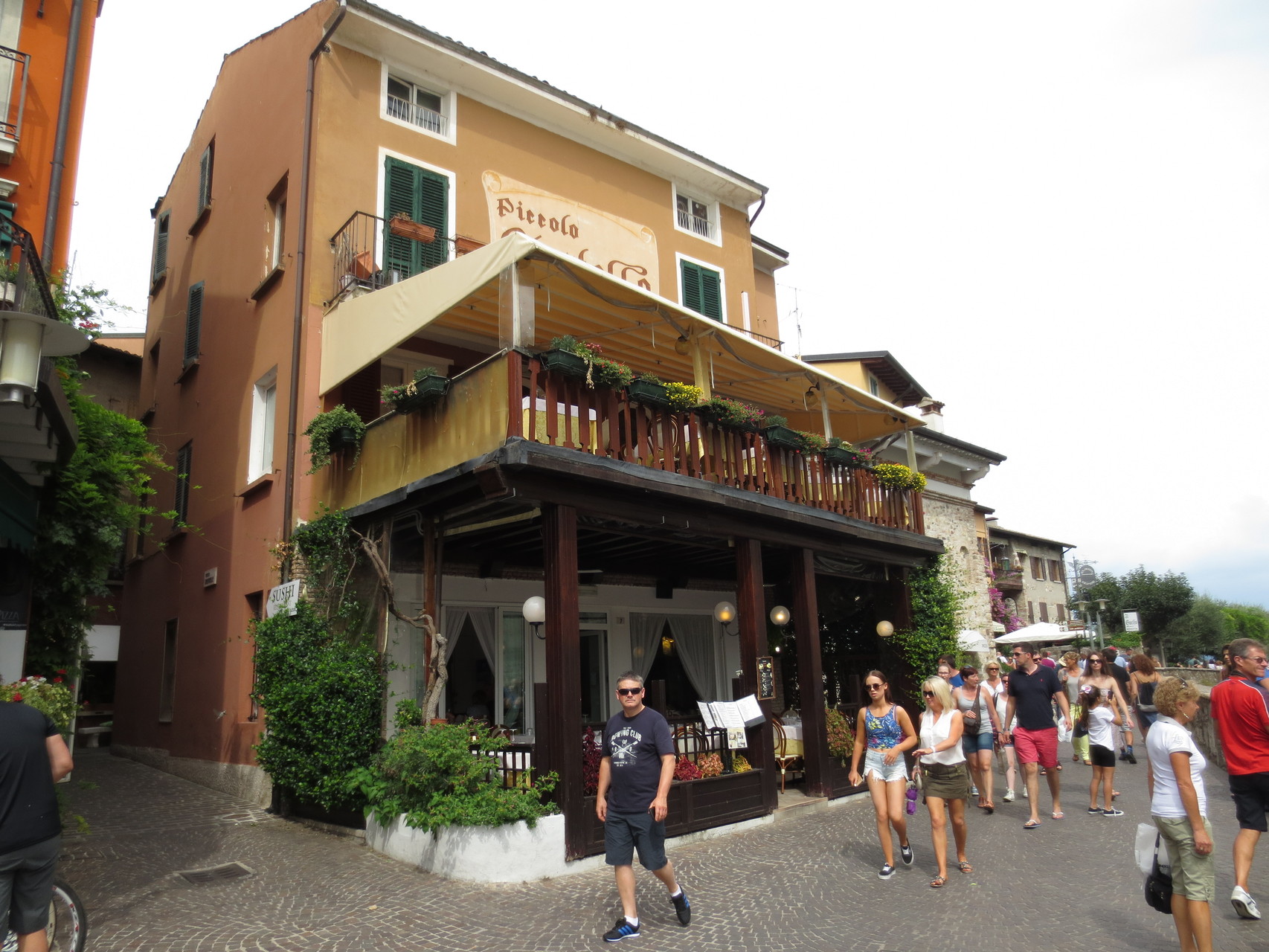 Sirmione - Südufer Gardasee: Der "Centro storico" liegt auf der Halbinsel, die genau in der Mitte des Südufers nach Norden in den See ragt.