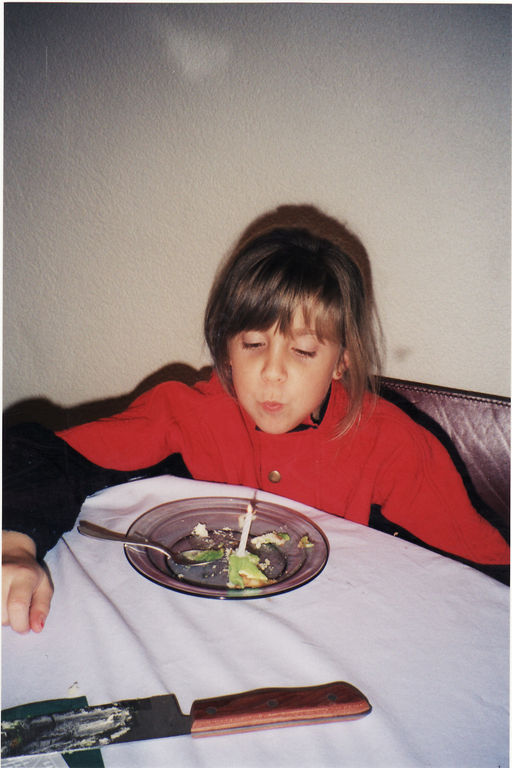 ...natürlich müssen auch noch auf dem geschnittenen Stück Torte Kerzen brennen und ausgeblasen werden....!