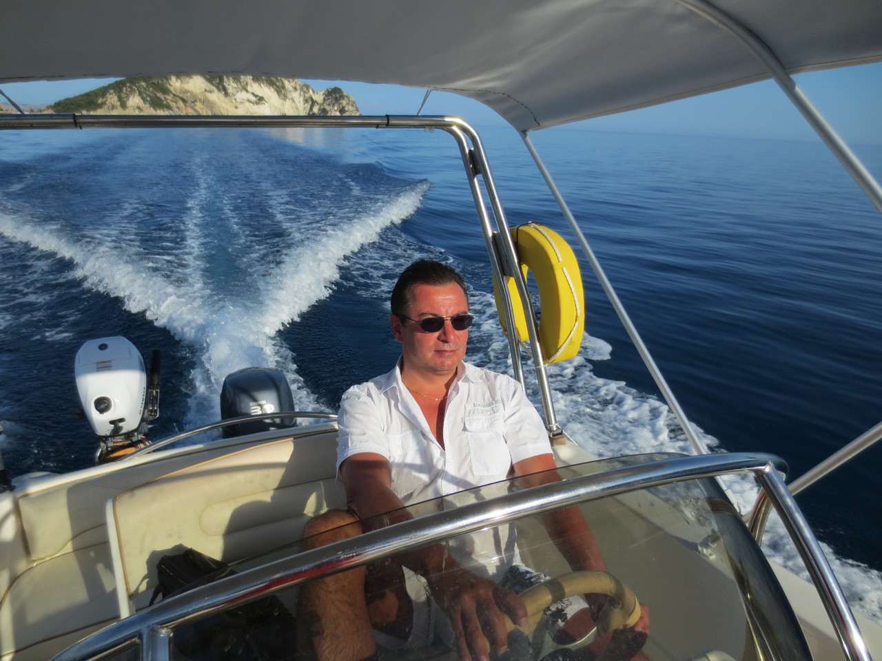 Verblüffend: In Griechenland kann man auch ohne nautische Erfahrung kleine Schnellboote selber fahren und in Küstennähe auf Entdeckertour gehen.