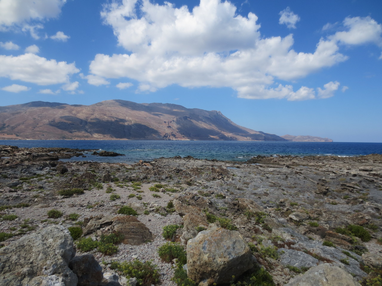 Im äussersten Nordwesten der Insel: Kissamos (Kastelli). Hier mit Blick auf den westlich von Kissamos gelegenen, ins Meer ragenden 762 Meter hohen Finger Geroskinos