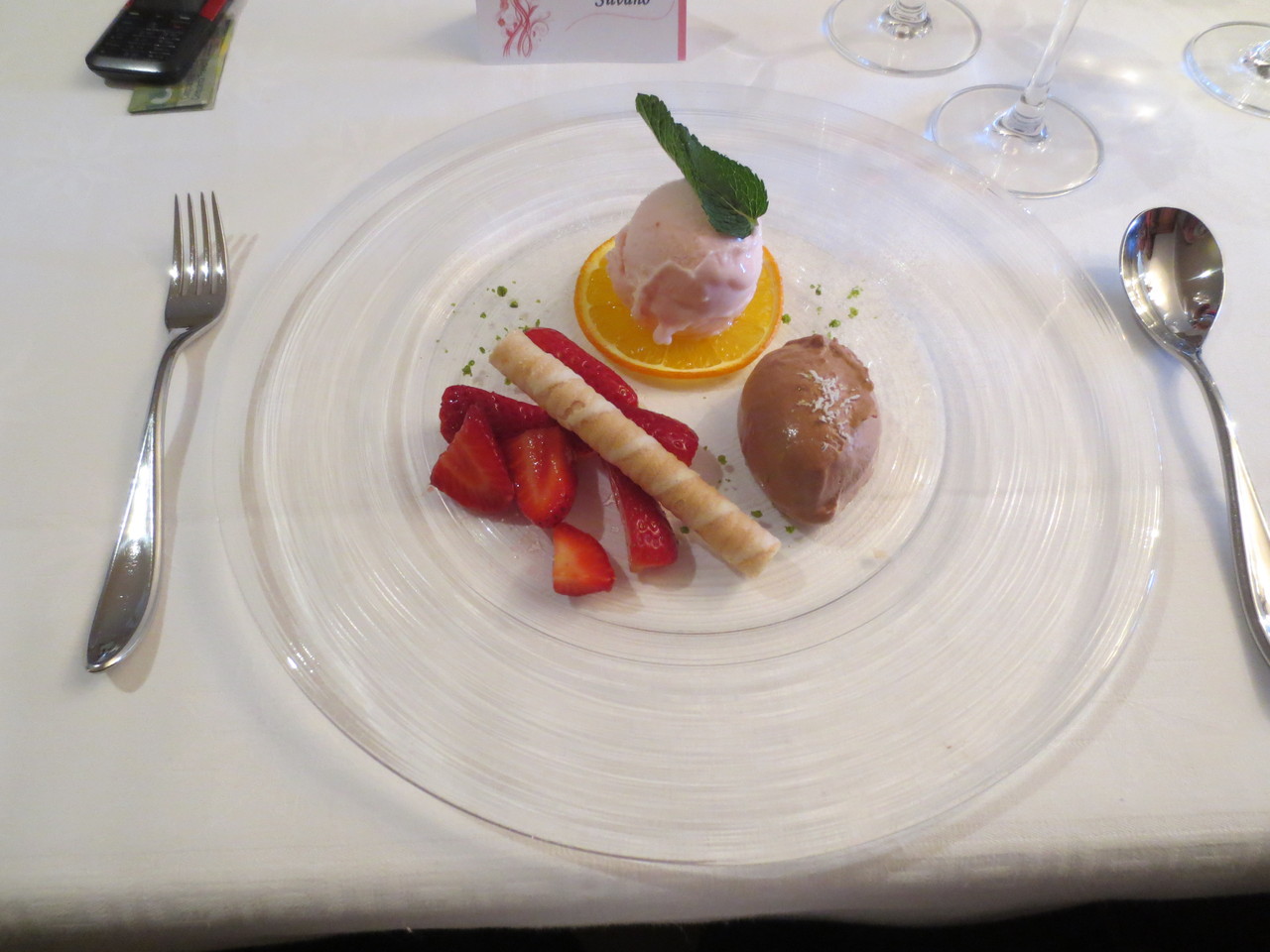 Saisonale Dessert-Kreation mit Erdbeeren, Schokoladenmousse und Rhabarber-Sorbet