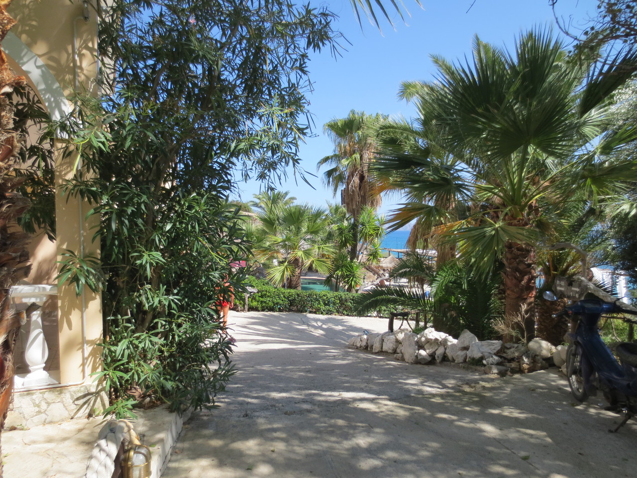 Porto Koukla.., an der Lagana's Bay - Pflanzenverzierte Hotelanlage (das fand Suzi sehr schön)