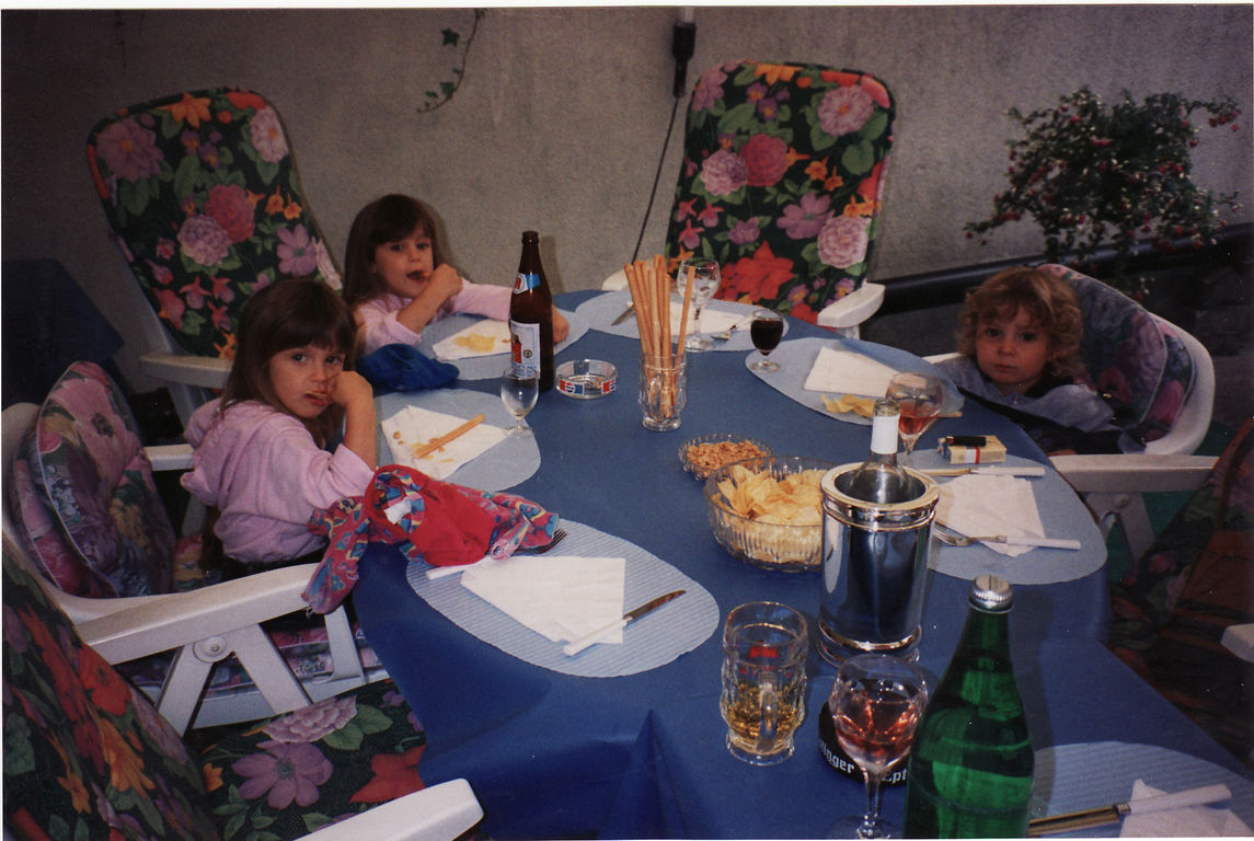 alle Kids am Tisch beim Apéro