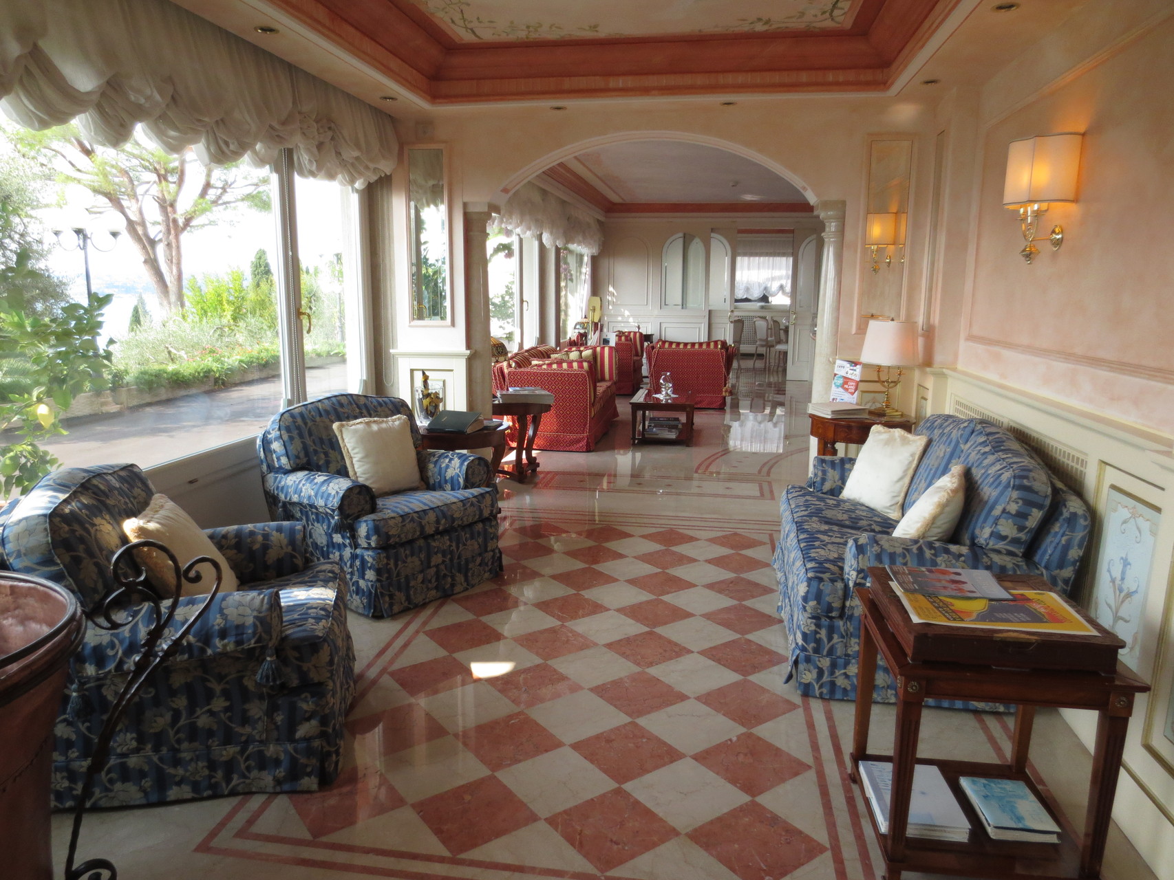 Gardone Riviera - Hotel Villa Florida: Der prunke und teilweise "altväterliche" Stil verleihen dem Hotel eine ganz besondere Note. Man fühlt sich auf Anhieb wohl und freut sich über die familiäre, herzliche Atmosphäre. Eine Ferienresidenz zum Entspannen!