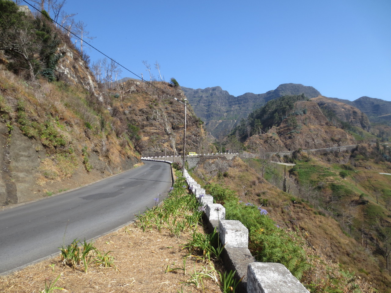 Charakteristisch für Madeira: Die meisten Hauptdurchgangsstrassen sind typische Bergstrassen. Mitunter ziemlich schwierig zum Kreuzen von Fahrzeugen.