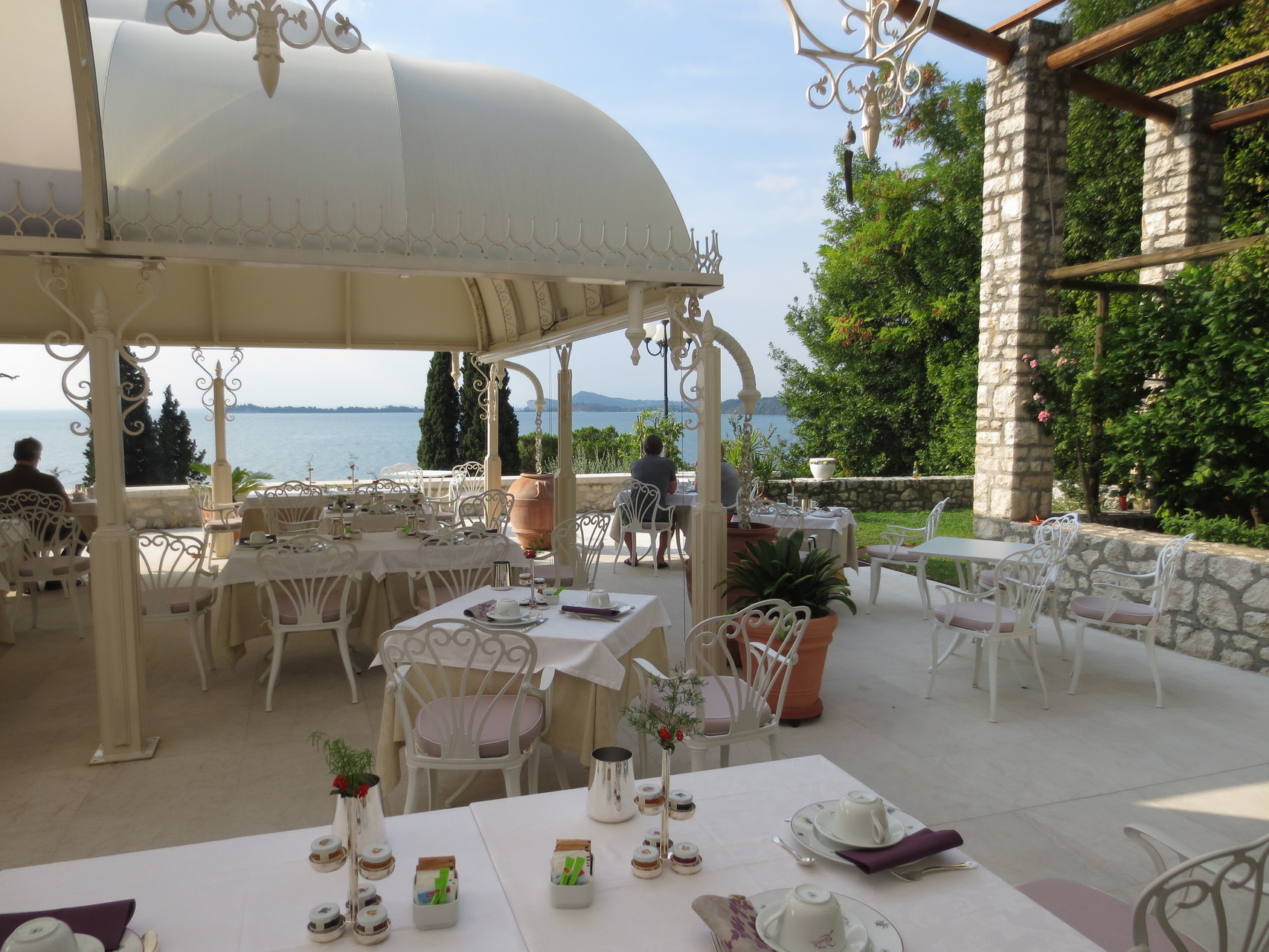 Gardone Riviera - Hotel Villa Florida: Frühstück in herrlicher Umgebung mit wunderschönem Ausblick auf den See.