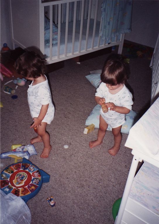 ..die Mädchen in ihrem Reich (im Kinderzimmer, Juni 1991)
