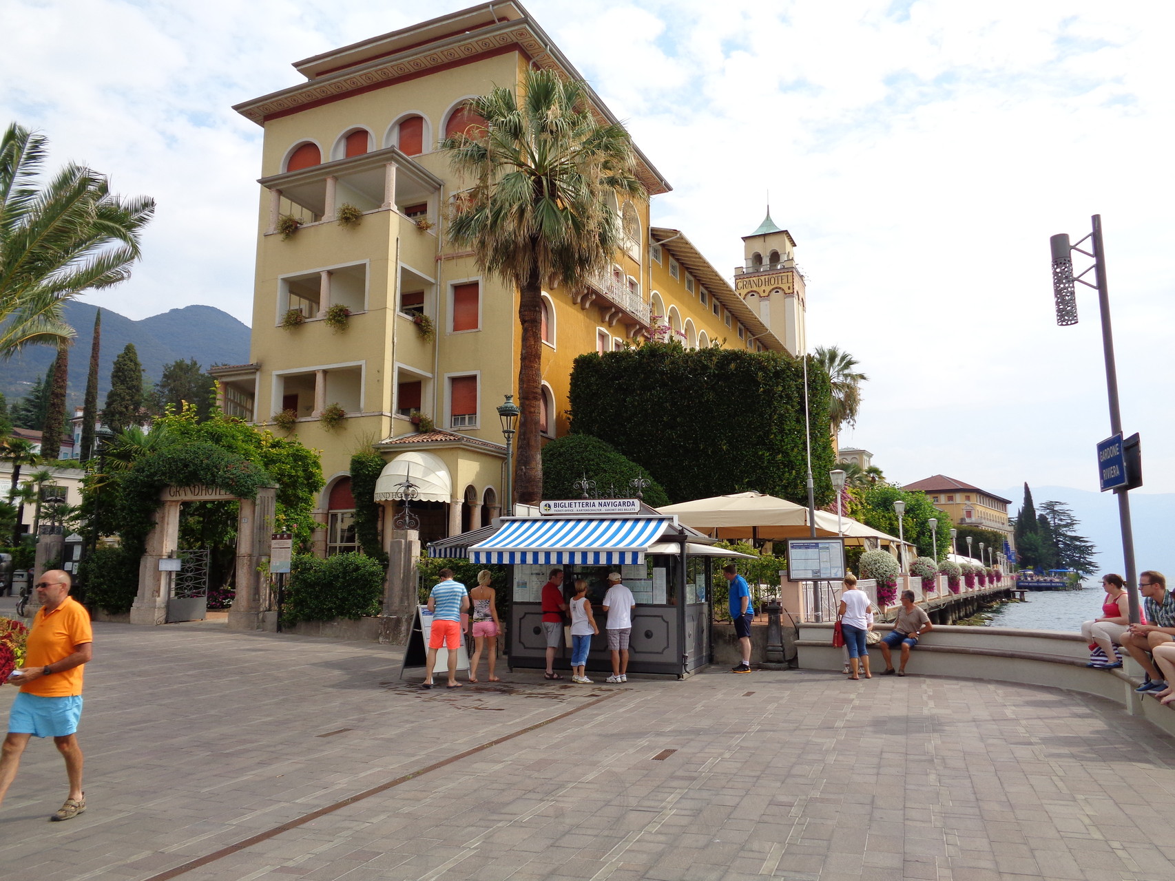 Gardone Riviera - Westufer (im Bild das Areal in der Nähe der Schiffsanlegestelle): Gardone ist bekannt als die eher "geruhsame" Ecke des Sees. Die Cafés und Restaurants sind auch während der Hauptsaison selten überlaufen.