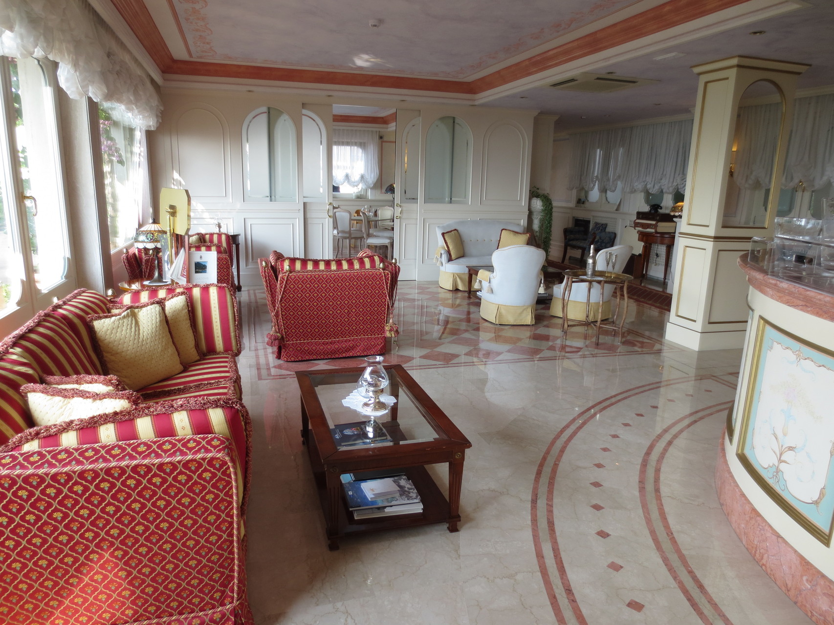 Gardone Riviera - Hotel Villa Florida: Der prunke und teilweise "altväterliche" Stil verleihen dem Hotel eine ganz besondere Note. Man fühlt sich auf Anhieb wohl und freut sich über die familiäre, herzliche Atmosphäre. Eine Ferienresidenz zum Entspannen!