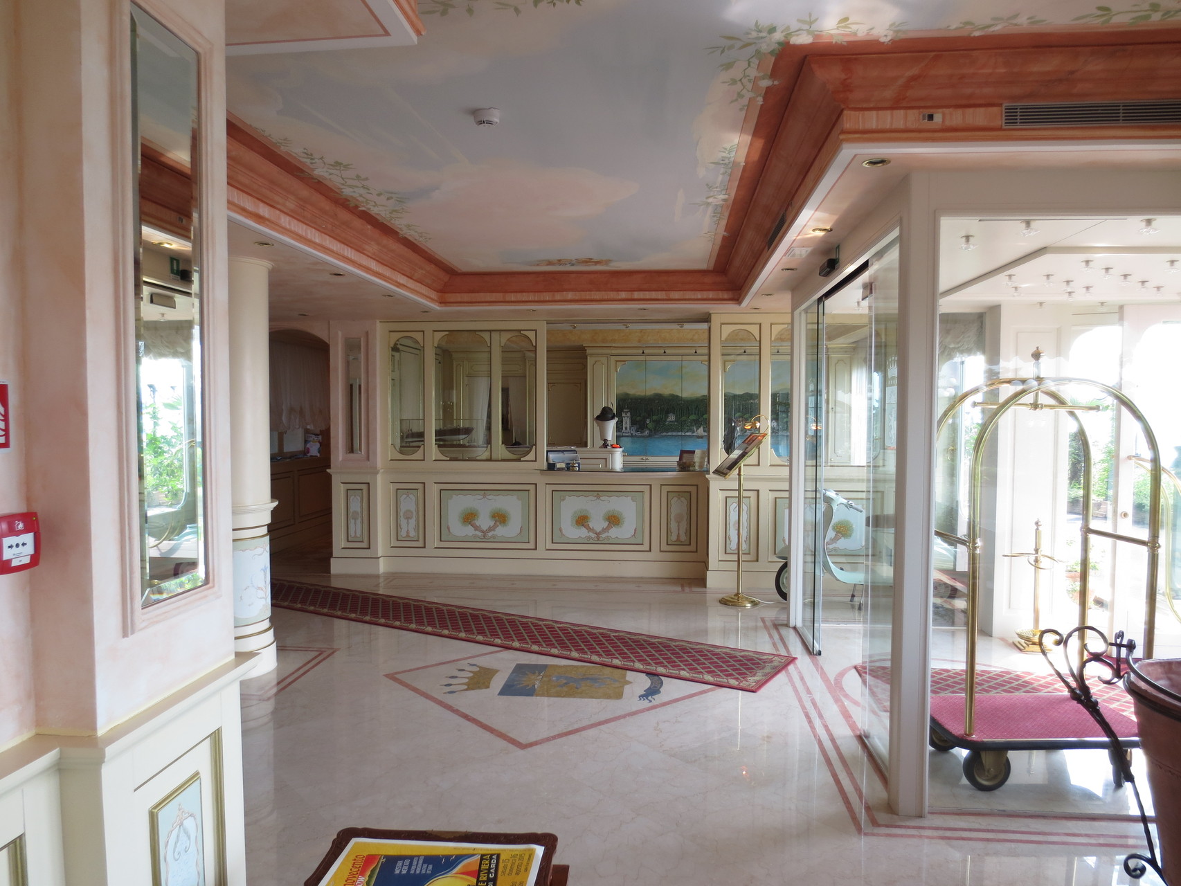Gardone Riviera - Hotel Villa Florida: Der prunke und teilweise "altväterliche" Stil verleihen dem Hotel eine ganz besondere Note. Man fühlt sich auf Anhieb wohl und freut sich über die familiäre, herzliche Atmosphäre. Eine Ferienresidenz zum Entspannen!