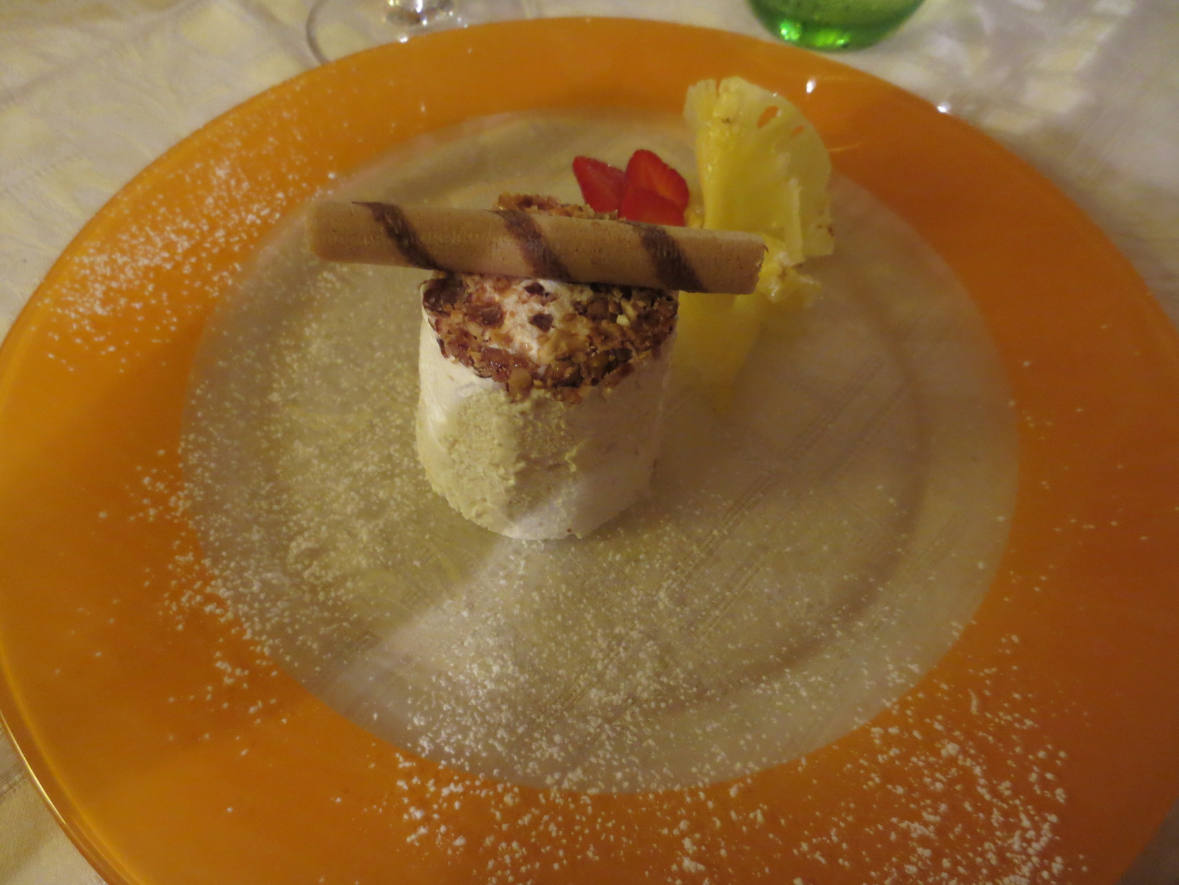 "L'Antica Cantina Poppi" - Ristorante nel centro storico di Poppi: Tolles Gourmet-Restaurant im Zentrum von Poppi, ...hier im Bild die Nachspeise "Semifreddo al torroncino"