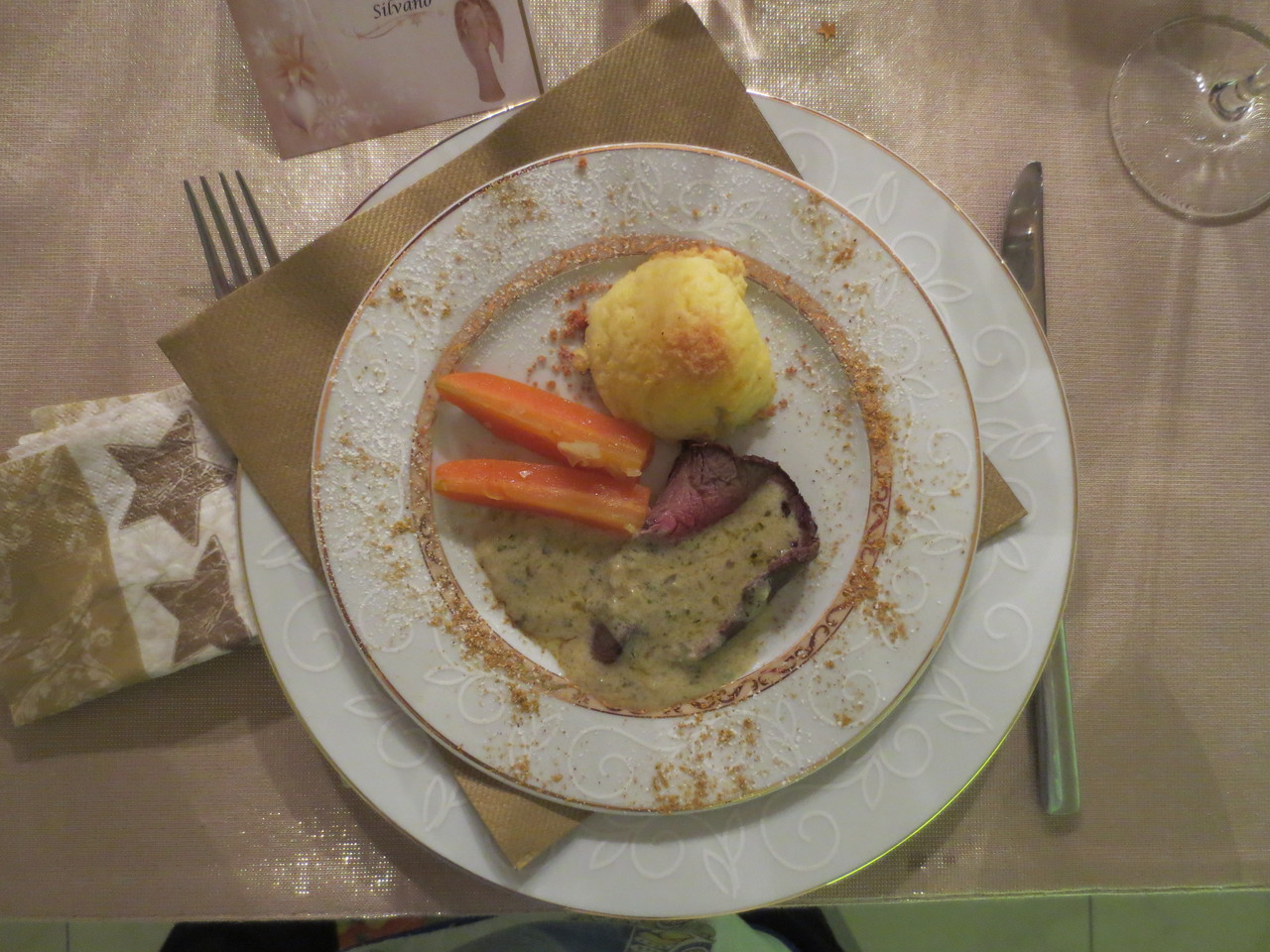 7. Gang - French Style: Zarte Rinderfilet-Charbonnade an dezenter Kräutersauce (Charbonnade vom argentinischen Rinderfilet an dezenter Kräutersauce, Kartoffelschaum mit Semmelbrösel und gedämpften Zwiebel-Butter-Karotten)