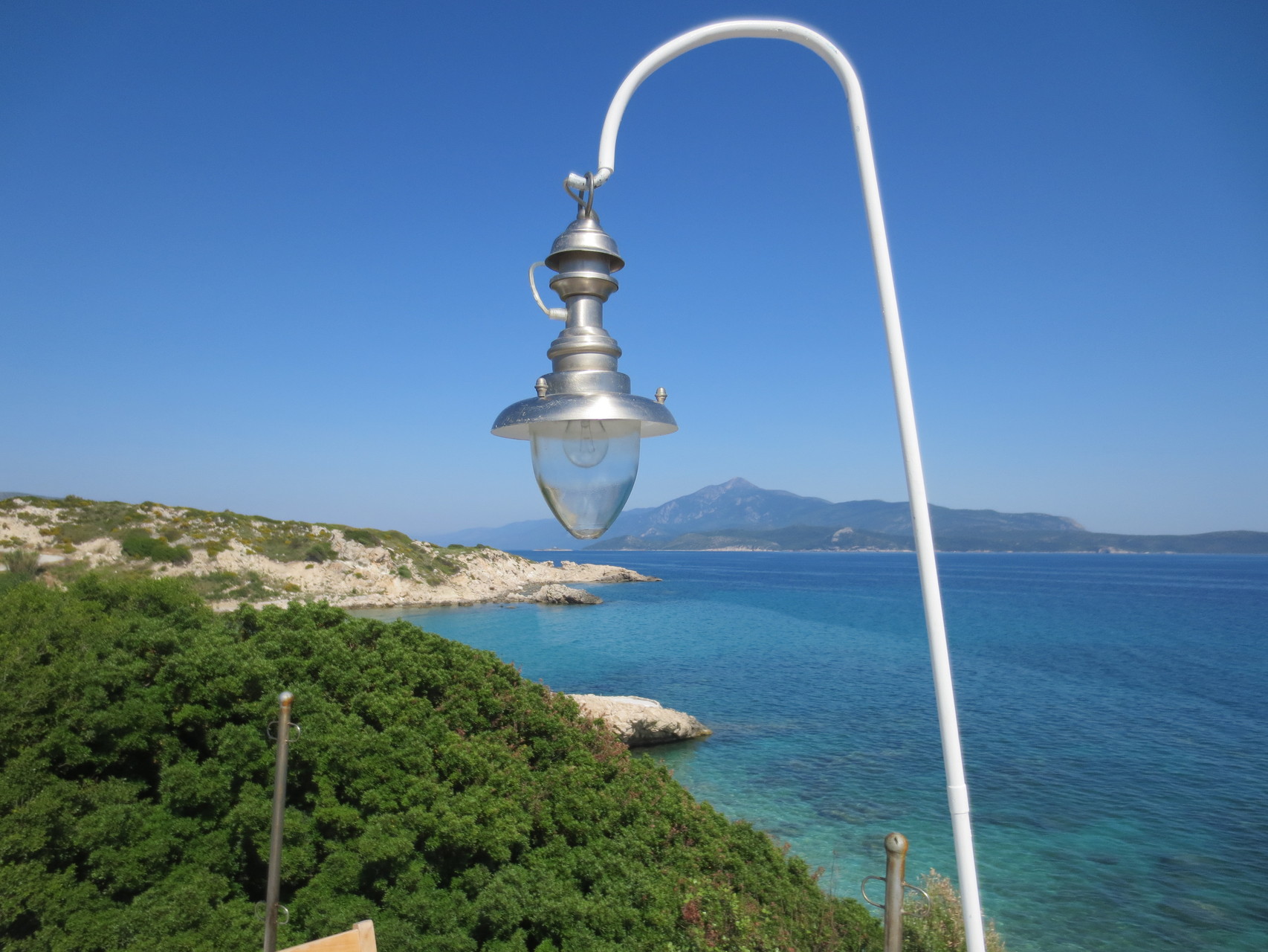 Pythagorio, im Südosten der Insel.., unsere Ferienresidenz (Proteas Blu Resort, Hotelanlage): Blick auf die Küste (im Hintergrund die Türkei)