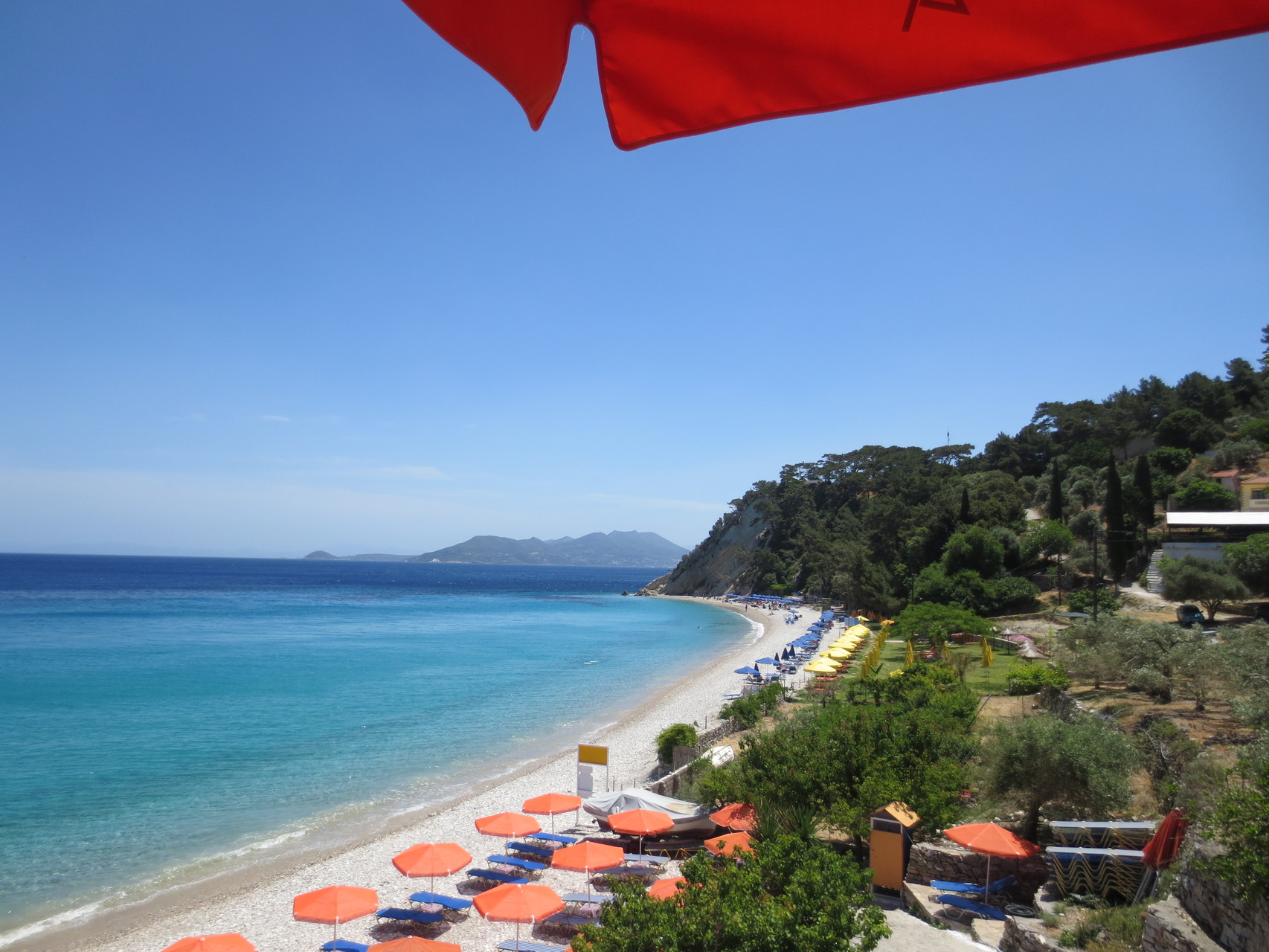Im zentralen Norden der Insel: Der bekannte Strand Tsamadou Beach