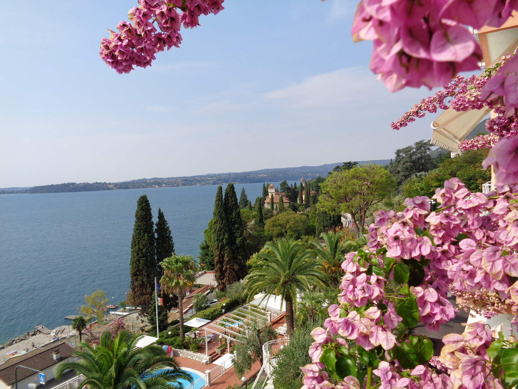 Unsere Ferienresidenz: Gardone Riviera, Hotel Villa Florida - Ausblick von der Terrasse unserer Suite auf die nähere Umgebung