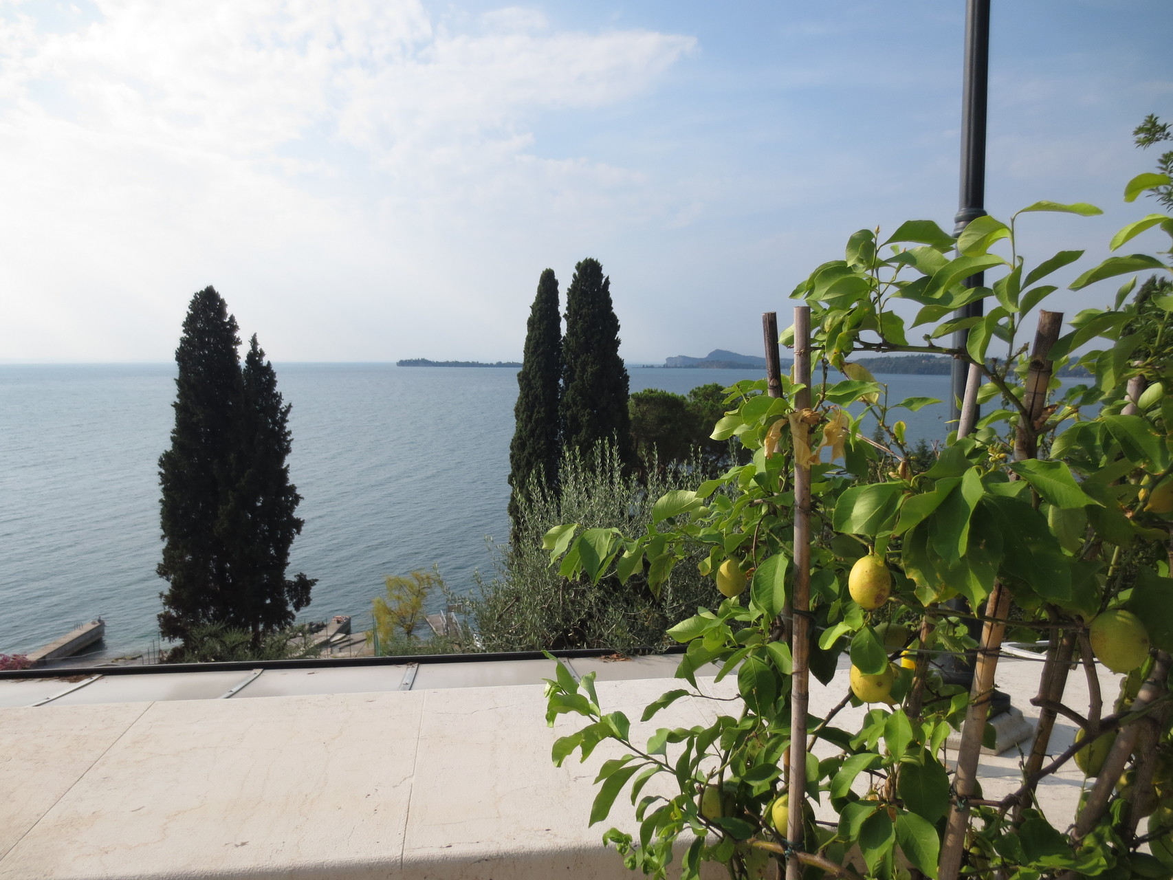 Gardone Riviera - Hotel Villa Florida: Frühstück in herrlicher Umgebung mit wunderschönem Ausblick auf den See.