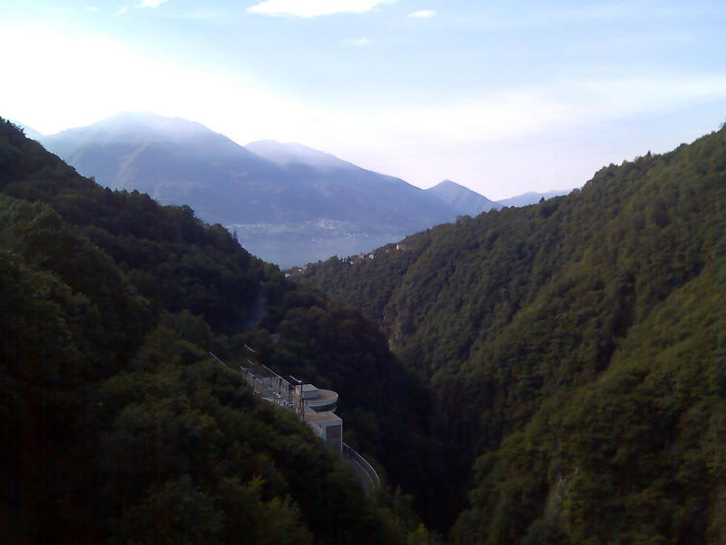 Gordola, auf der Staumauer - Blick Richtung Lago Maggiore