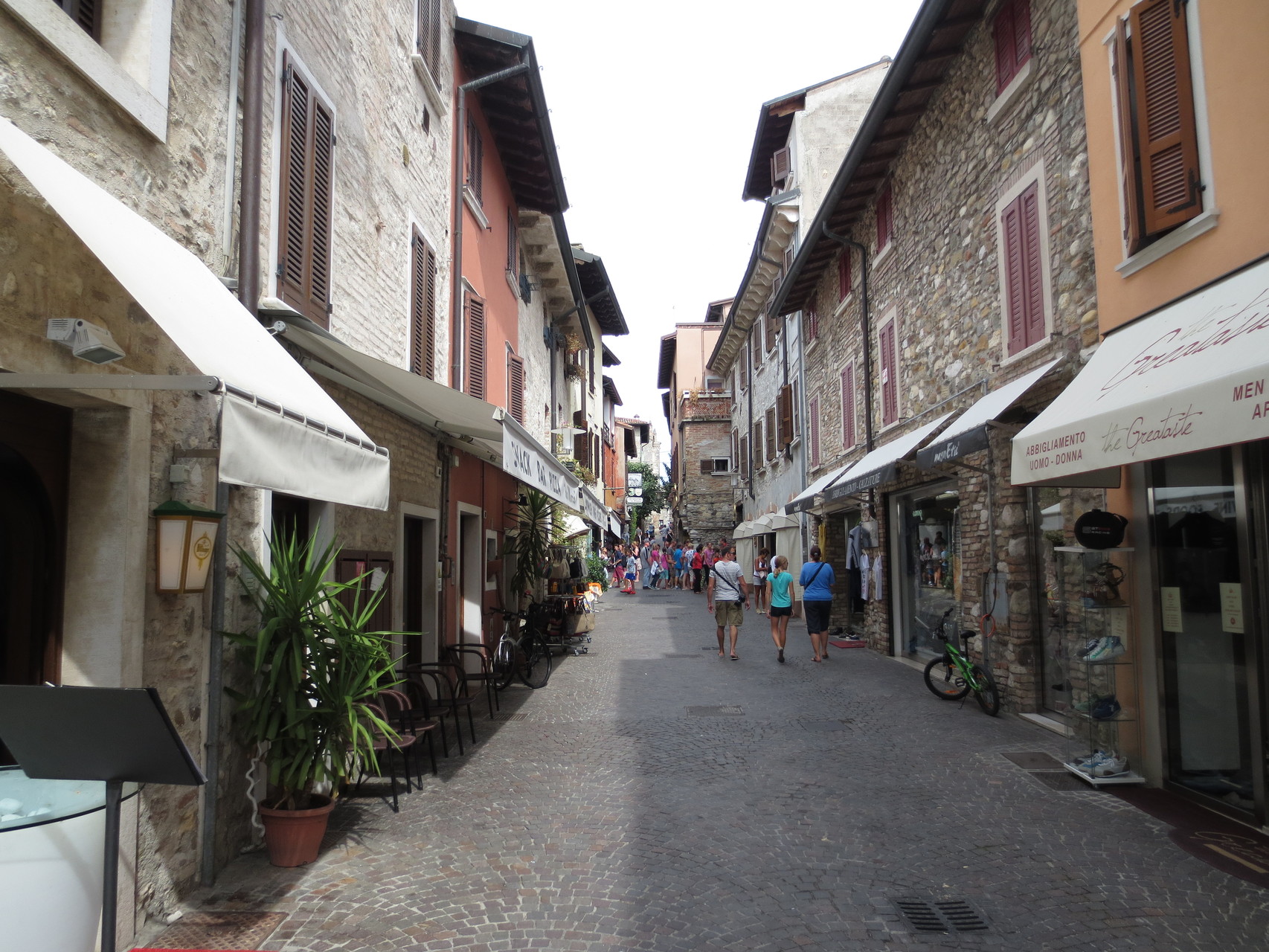 Sirmione - Südufer Gardasee: Sirmione ist einer der bekanntesten Orte am Gardasee. Zusätzlich zu den dort residierenden Urlaubern und Kurgästen gesellen sich unzählige Tagesausflügler hinzu.