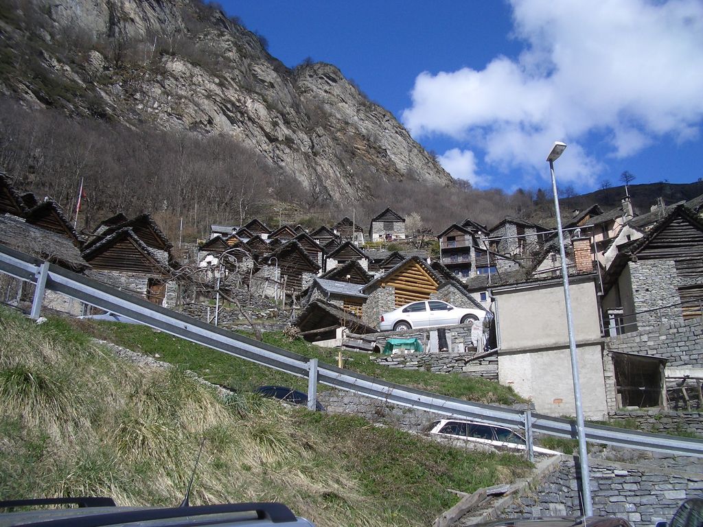 Besuch in Brontallo (zum z'Vieri); 750 m ü M - spezieller Hausbau